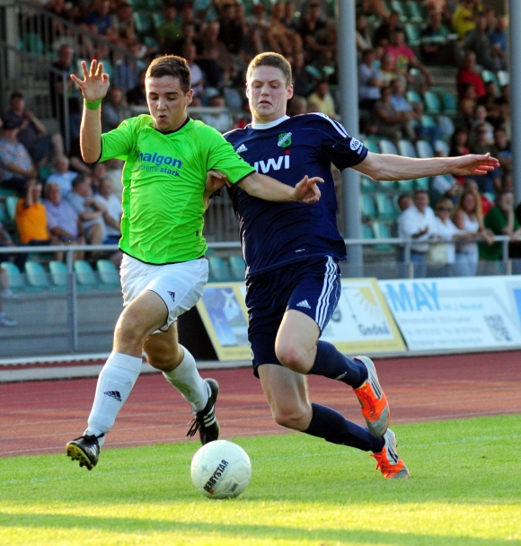 Für Dennis Dziewior (l.) war nach einer Halbzeit Schluss. Der Ingelheimer Innenverteidiger blieb angeschlagen in der Kabine.
