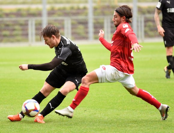 Tim Müller (l., gegen den 05er Sandro Loechelt), war in den vergangenen Jahren für den Regionalligisten TSV Steinbach-Haiger aktiv.