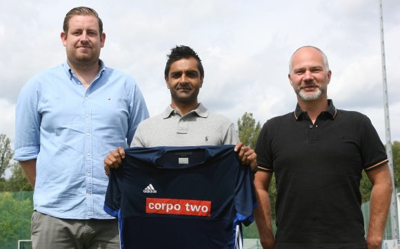 Abteilungsleiter Tobias Jordan (l.) und Cheftrainer Martin Knußmann-Siemon freuen sich, den erfahrenen Kanadier Rajeev Deol im ersten Teil der Feldrunde als Trainer der Regionalliga-Männer einführen zu können. In der Hallenrunde soll der 42-jährige Ex-Olympiateilnehmer laut Plan Knußmann-Siemon ganz ablösen.