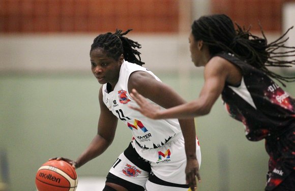 Shantrell Moss (l.) lenkte das ASC-Spiel in die richtigen Bahnen und hielt ihre Landsfrau Wendion Bibbins (r.)...