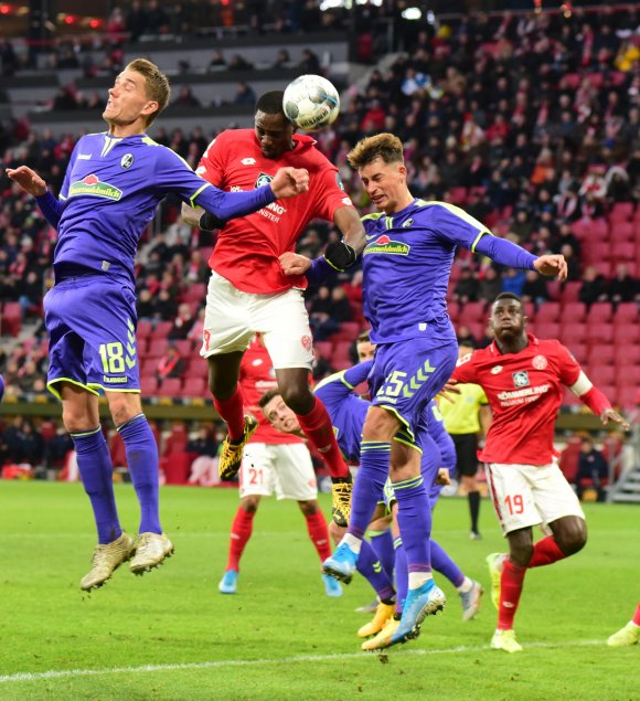 Jean-Philippe Mateta, der in dieser Szene gegen Nils Petersen und Robin Koch zum Kopfball kommt...