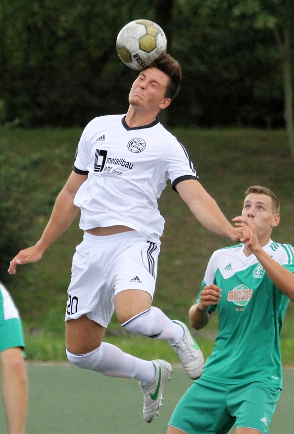 Köpft hier Fontana Finthens Dominik Hammel den Ball, oder verpasst der Ball nicht vielmehr Hammel eine Kopfnuss?