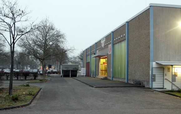 Hier steht zwar schon eine Sporthalle, aber eine ohne Zukunft. Wann es auf dem Gelände Am Großen Sand losgeht mit dem Bau einer Großsporthalle, ist weiterhin noch nicht abzusehen.