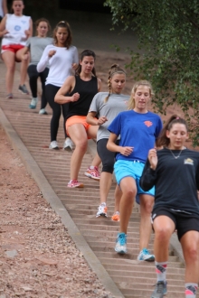 Alle ziehen mit: Die ASC-Frauen schuften in der Saisonvorbereitung derzeit auch abseits der Körbe. Hier führt die Kanadierin Lauren Mortier ihre neuen Teamkolleginnen um Lili Koch, Meike Datz, Janina Aue und Amina Pinjic beim 