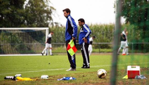 Im Laufe eines Fußballspiels kommen, wie hier in Harxheim, einige Dinge zusammen, die nachher wieder zusammengeräumt werden müssen. 