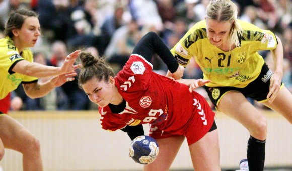Nina Reißberg begann gegen den Tabellenführer auf der Kreisposition und erzielte nach knapp sechs Minuten den ersten Treffer gegen die Gäste.