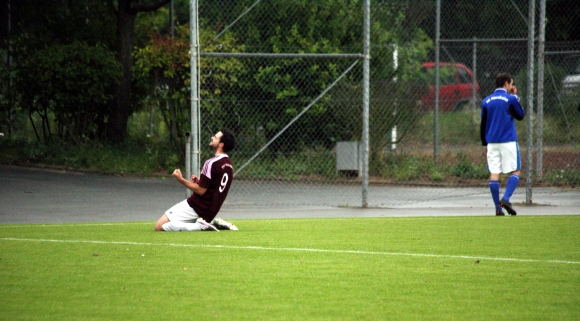 Wahre Sportler genießen den Ruhm in einem stillen Moment für sich alleine, so wie Nils Winternheimer (TSV Wackernheim) nach dem 2:0 in Harxheim.