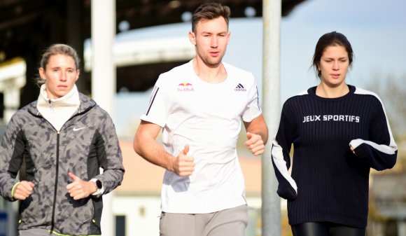 Den Ball des Sports in Wiesbaden wird Niklas Kaul, hier mit Freundin Mareike Rösing (r.) und der seit Herbst in Mainz trainierenden Frankfurter Siebenkämpferin Carolin Schäfer, noch besuchen. Danach gilt seine gesamte Konzentration der Uni und der Vorbereitung auf die Olympiasaison.