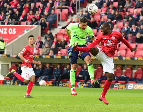 Auch seine Kopfballstärke soll Jeffrey Bruma (hier im Trikot des FC Schalke gegen Anthony Ujah) einbringen.