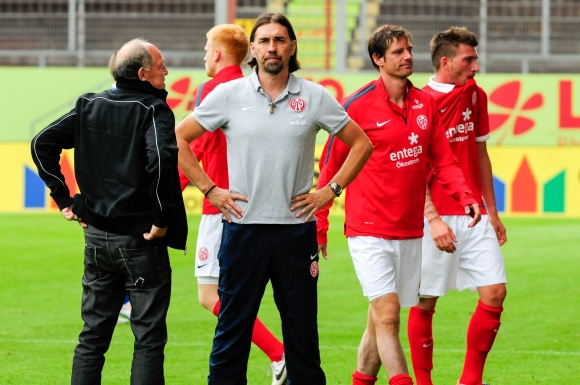 Der Frust nach dem 1:5 gegen die SpVgg Unterhaching stand Trainer Martin Schmidt und seinen Spielern ins Gesicht geschrieben. U23-Manager Manfred Lorenz ebenfalls, auch wenn man es in dieser Szene nur ansatzweise sieht.