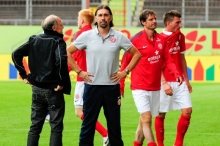 Der Frust nach dem 1:5 gegen die SpVgg Unterhaching stand Trainer Martin Schmidt und seinen Spielern ins Gesicht geschrieben. U23-Manager Manfred Lorenz ebenfalls, auch wenn man es in dieser Szene nur ansatzweise sieht.