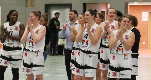 Erleichtert, glücklich, strahlend: Die ASC-Frauen bedankten sich bei ihrem Anhang für die Standing ovations.