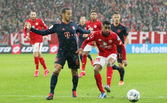 Auch Bayern-Mittelfeldspieler Thiago (l.) bekam die Zweikampfstärke des Mainzers Leandro Barreiro (r.) zu spüren.
