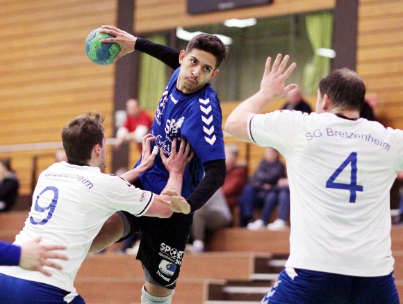 Fokussiert auf das Tor zeigt sich Dominik McLaurin, der je zweimal aus dem Feld und von der Siebenmeterlinie für die Sportfreunde Budenheim traf.