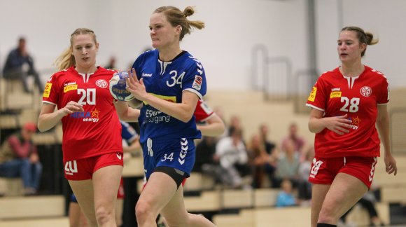 Die 05erinnen Julie Jacobs (l.) und Melanie Grawe erhalten im Spiel bei der SG Bretzenheim (Mitte: Lena Kahnert) breite Unterstützung aus dem Bundesligateam.