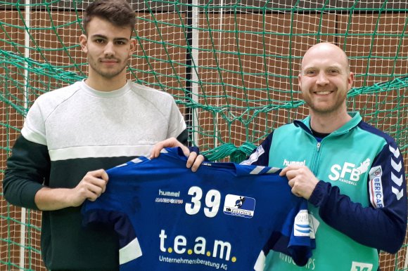 Der 20-jährige Linkshänder Patrick Heß ist der erste Neuzugang zur kommenden Runde, dem Trainer Volker Schuster symbolisch das Trikot überreichen durfte, das im Ligaalltag allerdings noch von Kevin Knieps benötigt wird.