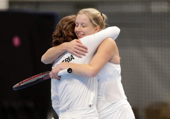 Felix Austria: Im letzten Match sicherten Sinja Kraus (r.) und ihre Doppelpartnerin Melanie Klaffner dem österreichischen Fed-Cup-Team den Klassenverbleib.