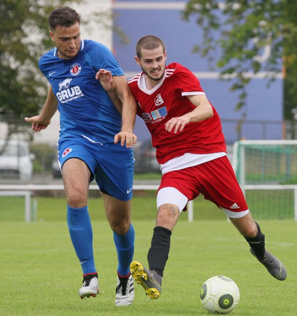 Feyzullah Atug (l.) unterlag in der Hinrundenbegegnung mit dem TSV Mommenheim dem FSV Nieder-Olm (r. Christian Toplek) nur knapp mit 2:3. Der Versuch des TSV, dem Tabellenführer auf eigenem Platz die erste Niederlage beizubringen, musste nun verschoben werden, der Mommenheimer Rasenplatz hätte das Gewühl vermutlich nicht heil überstanden.