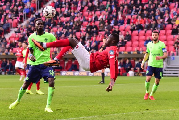 Da legt sich auch ein Moussa Niakhaté mal quer in die Luft: Vorige Saison schlugen die 05er zu Hause den FC Schalke mit 3:0.