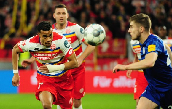 Auf Augenhöhe, mindestens, bewegten sich die 05er (l. Robin Quaison) mit dem FC Schalke 04 (r. Jonjoe Kenny).