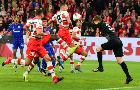 Einen Tick zu spät kam Jeffrey Bruma in dieser Szene des Spiels gegen den FC Schalke. Torwart Alexander Nübel erreichte den Ball als Erster.