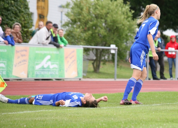 Kleine Panne: Soeben hat Schott-Spielerin Laura Freigang (r.) beim Kampf um den Ball Teamkollegin Stefanie Wagner gelegt statt einer Gegenspielerin.