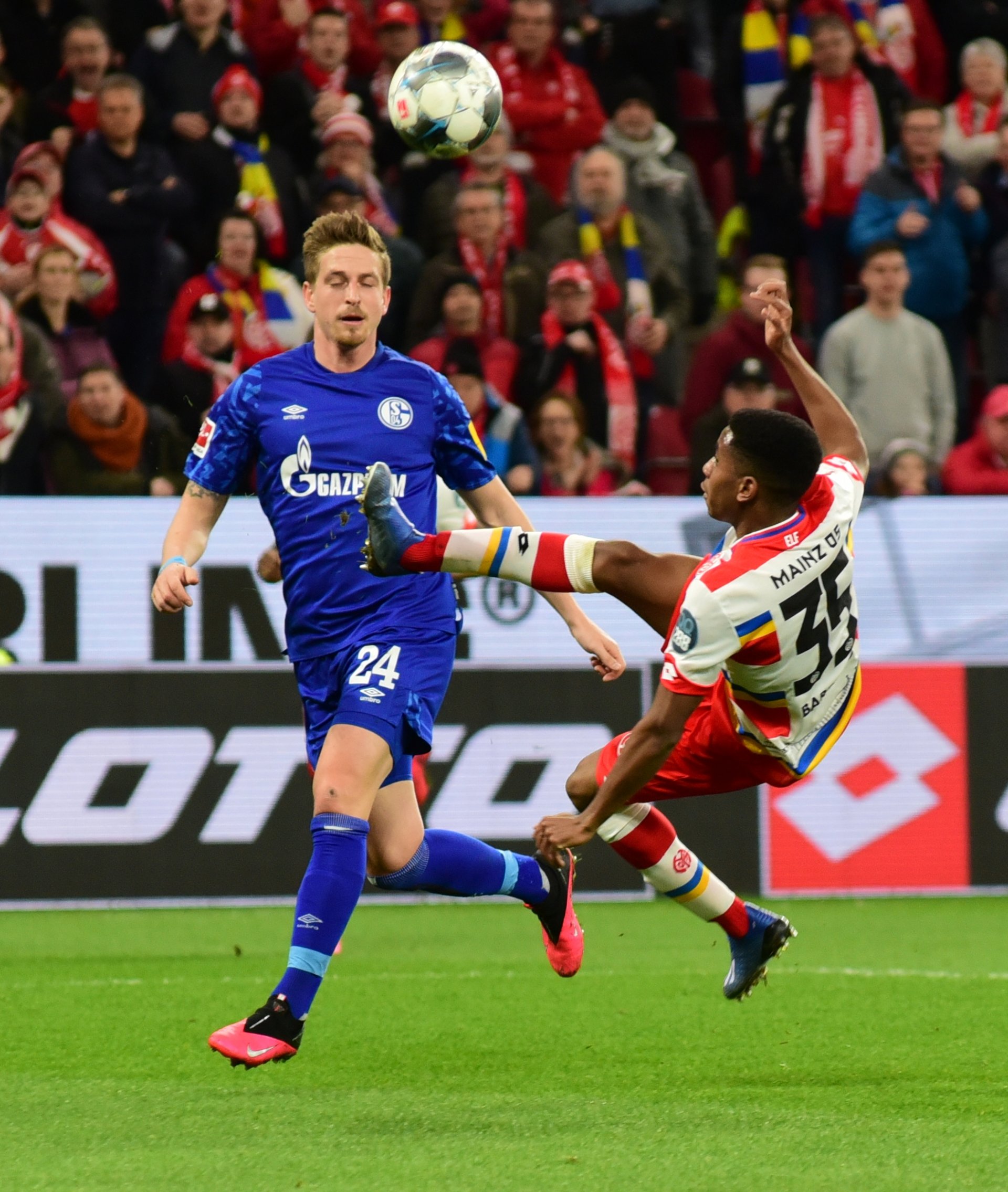 Ausdruck großen Selbstbewusstseins: Leandro Barreiro suchte im Schalker Strafraum keinen Mitspieler, sondern lupfte den Ball für sich selbst und hob zu einem Fallrückzieher ab.