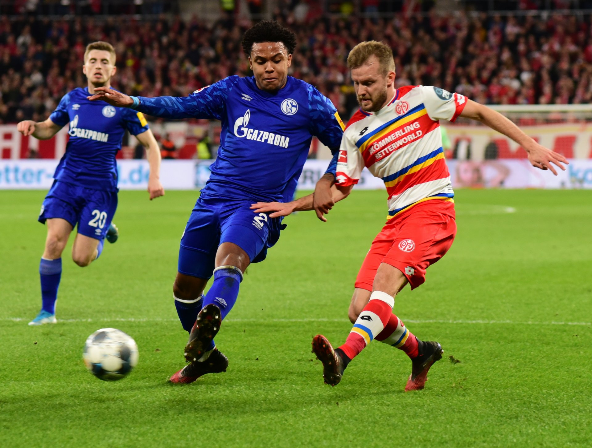 ...Weston McKennie (M.) war frei zum Kopfball gekommen und verpasste nur um Millimeter das 0:1.