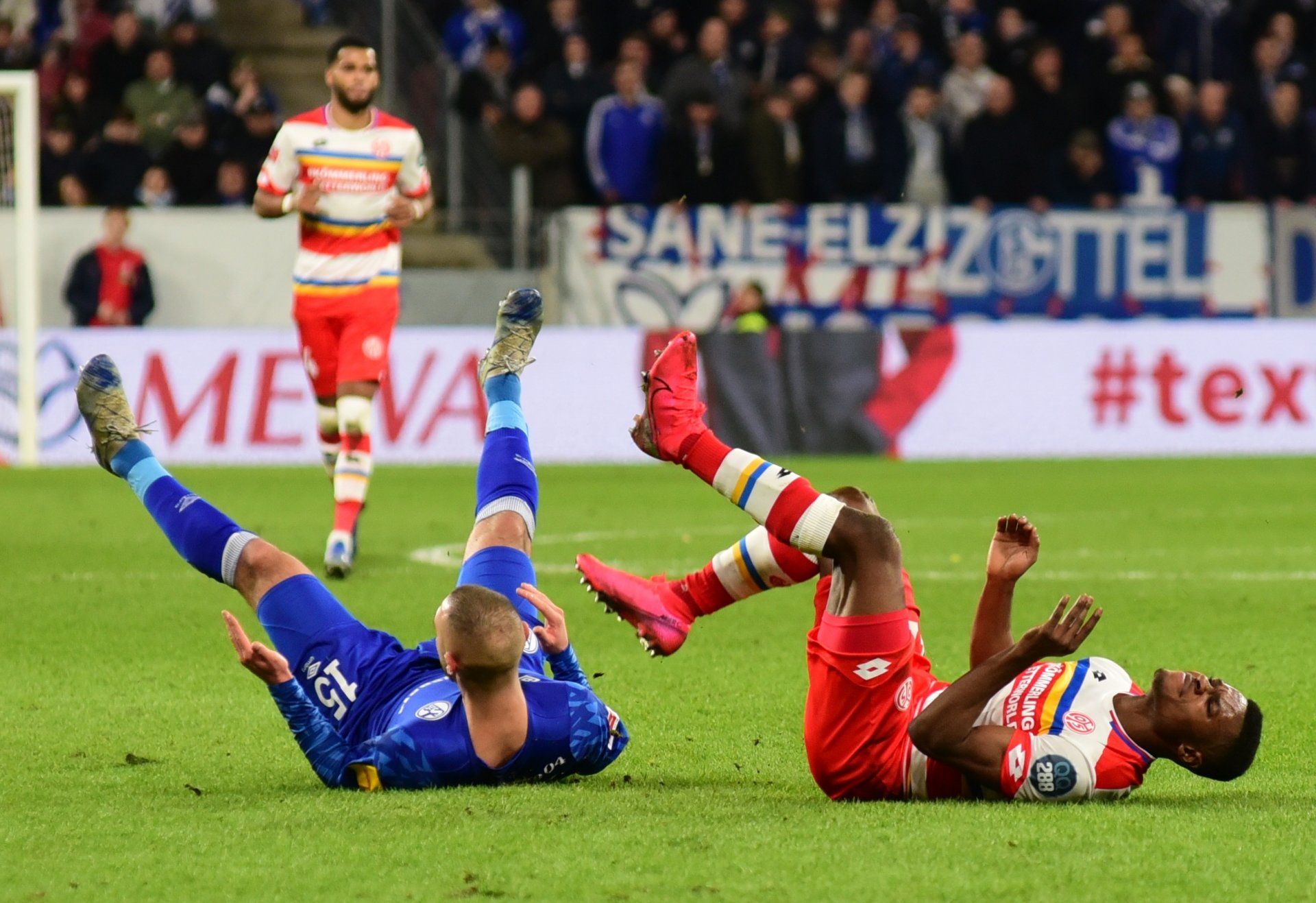 Definitiv kein symbolisches Foto: Weder Schalker (l. Ahmed Kutucu) noch Mainzer (r. Ridle Baku) hatten Grund, am Boden zerstört zu sein.