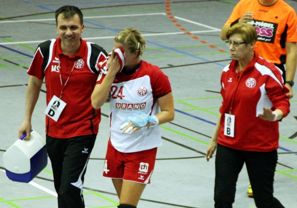 Natürlich musste es die Wurfhand treffen: 05-Kapitänin Laura Schmitt verlässt in der 53. Minute der Partie gegen SGH Rosegartem mit einem dicken Eispacken auf der linken Hand das Feld. Eine starke Prellung dürfte sie die nächsten Trainigseinheiten kosten.