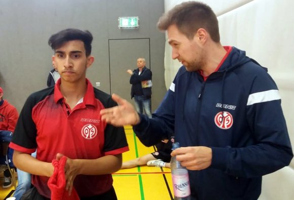 Nikhil Kumar (l.), der hier taktische Ratschläge von Teammanager Tomas Kasica erhält, gewann gegen den TV Hilpoltstein beide Einzel, war aber der einzige Mainzer, der punktete.