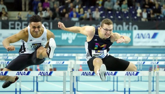 Severin Zentgraf (r.) verbesserte sich in Leipzig über 60 Meter Hürden auf 8,19 Sekunden.