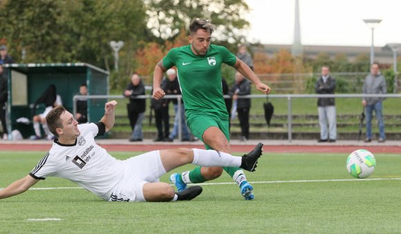 Sebastian Kühn (l.) geht mit Fontana Finthen unbesiegt in die Restrunde. Sofi Slesarcuk (r.) und die TSG Hechtsheim werden in den kommenden Wochen weder um den Aufstieg noch gegen den Abstieg spielen.