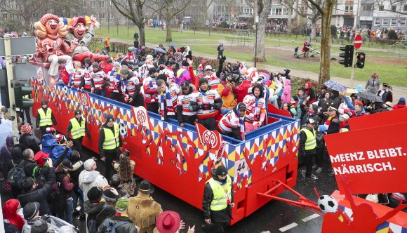 Ein Rosenmontagszug dauert zweieinhalb Stunden. Wer früher abschaltet, verliert.