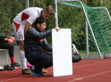 Takashi Yamashitas Problem in der Verbandsligasaison war es bisher, seinen Leuten (l. Haris Beslic) zu erklären, wie das mit dem Toreschießen geht. Auch über die vorbereitenden Spielzüge wird künftig einiges besser laufen, lassen die guten Ergebnisse aus der Vorbereitung hoffen. 