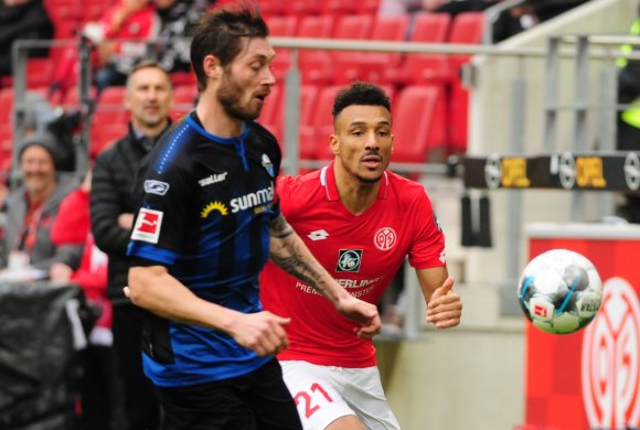 Der Paderborner  Innenverteidiger Christian Strohdiek (l.) soll nicht glauben, er habe diesen Ball sicher. Wenn Karim Onisiwo sich nähert, ist gar nichts sicher.