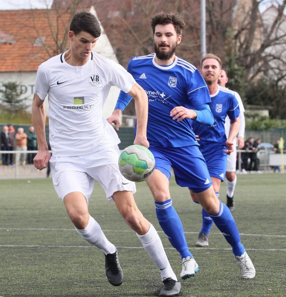 Lange dauerte es, ehe die Bodenheimer Spitzen wie Marius Wiechert sich vor dem Bretzenheimer Tor in Szene setzen konnten, Paul Posek wird gleich sehen, wie der VfB-Stürmer den Ball nicht im Tor unterbringt.