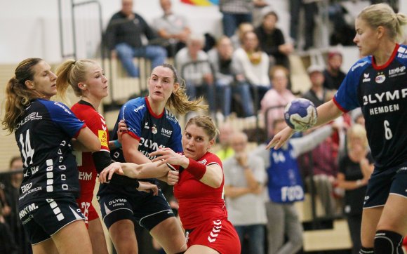 Zwar sinkt Tina Kolundzic (Mitte) hier dahin, aber für die deutlich im zweiten Glied stehende Rückraumspielerin brachte das Heimspiel gegen den Deutschen Meister SG BBM Bietigheim viel Spielzeit auf der Rückraummitte.