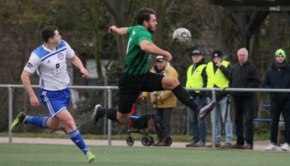 Seine Wucht hat der TuS-Zweiten im bisherigen Saisonverlauf gefehlt: Patrick Wagner (r.) gab seinen Bezirksligaeinstand mit einem Hattrick.