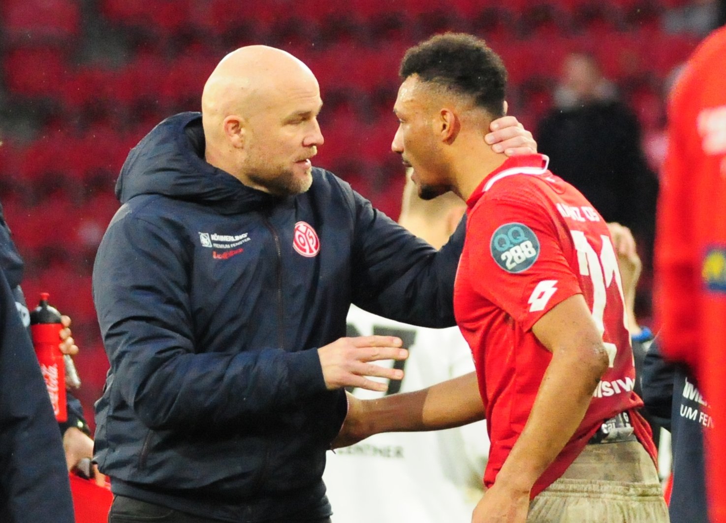 Sportvorstand Rouven Schröder mit dem Mann des Spiels. Das war Karim Onisiwo nicht nur, weil er...