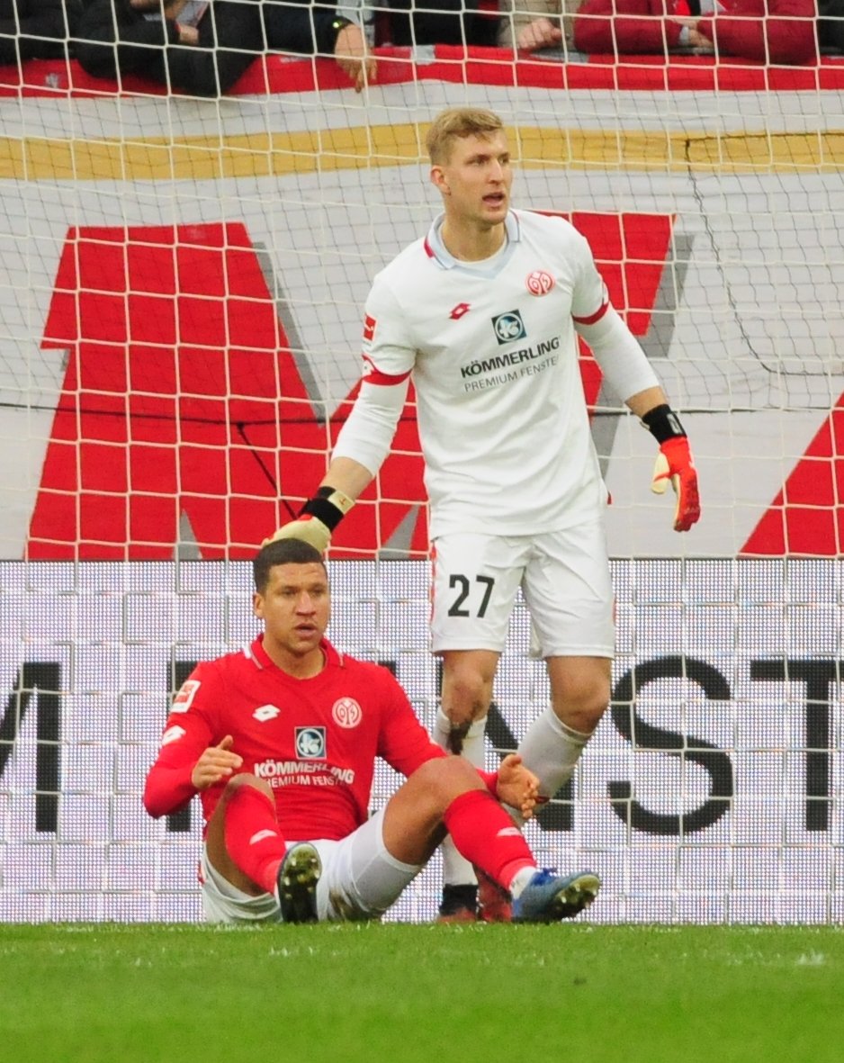 ...in der stärksten Paderborner Phase vor der Pause bedankte Zentner sich bei Jeffrey Bruma...