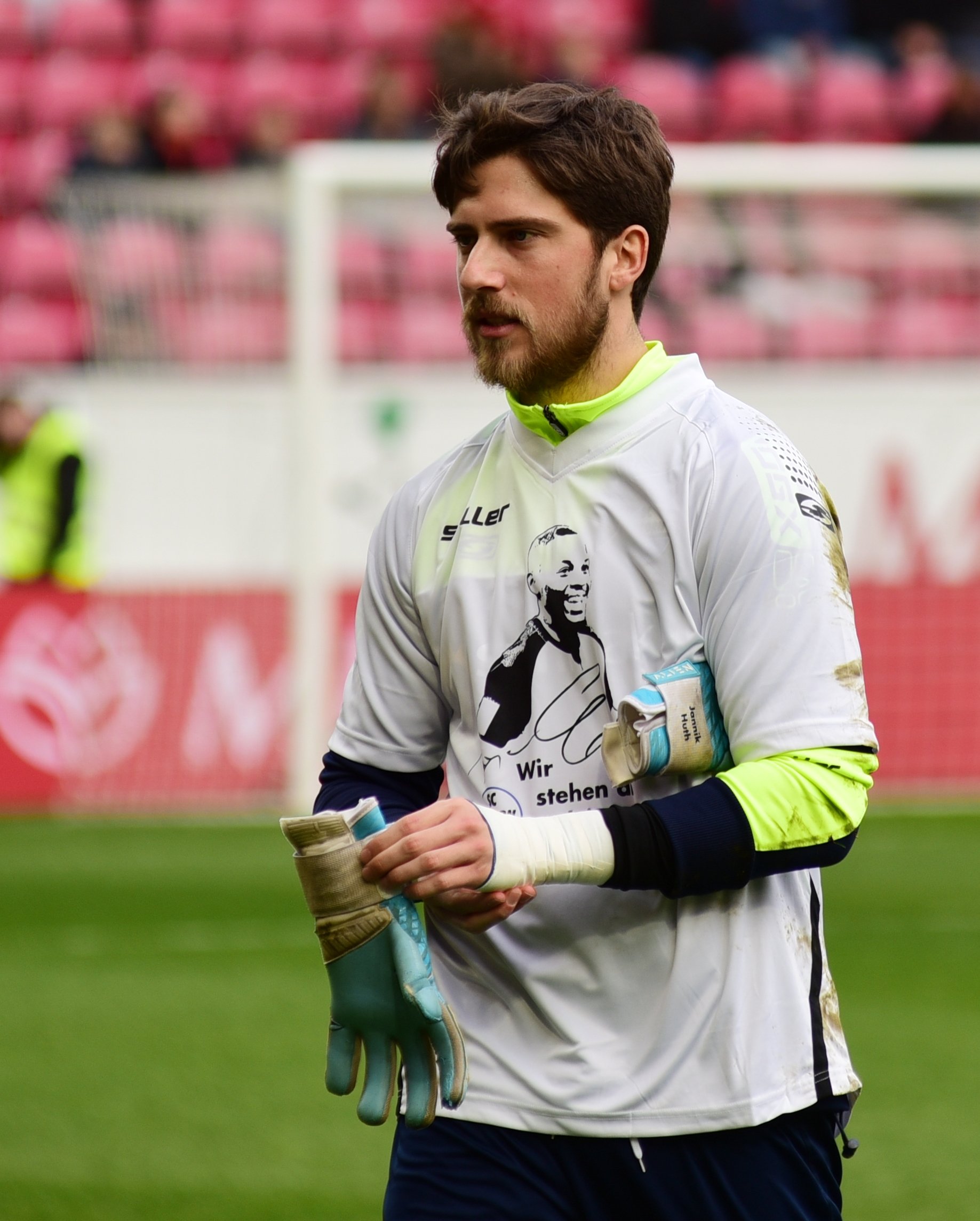 ...der aus der 05-Jugend stammende und auch in der Bundesliga eingesetzte Torhüter, der vor der Saison nach Paderborn gewechselt war.