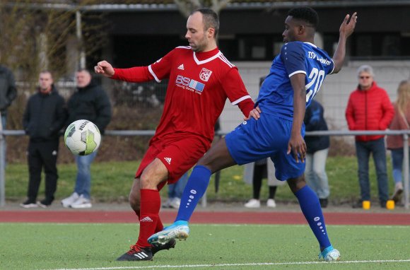 FSV-Angreifer Ivo Schedereit (l,) und Dennis Gyamfi-Kumaning im Duell.