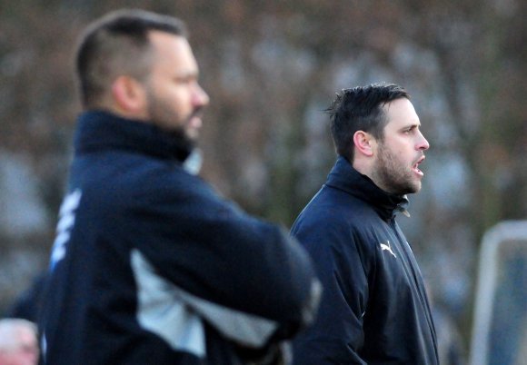 Thomas Eberhardt (r., mit Kotrainer Daniel Kittl) am 4. Dezember 2016. Damals war er letztmals für Fortuna Mombach im Einsatz, auf dem Platz, auf dem er am Samstag mit Hassia Bingen gegen den TSV Schott überraschen will.