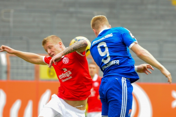 Kopfballduelle können für 05-Innnenverteidiger Richard Weil (l.) und seine Nebenleute am Freitag zu einer echten Herausforderung werden. Bei Standards schickt Hansa Rostock seine zwei Fast-2-Meter-Leute nach vorne.