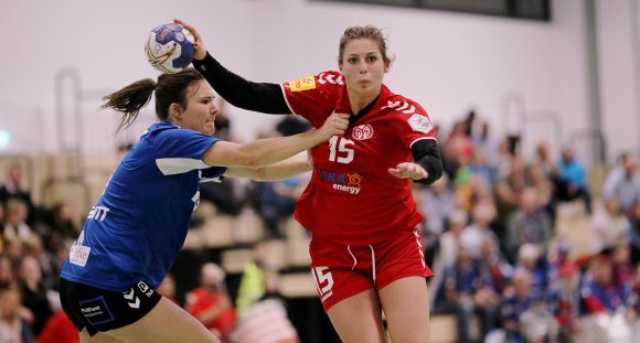 Als die HSG Blomberg-Lippe in der Hinrunde in Mainz antrat, standen die 05-Handballerinnen (r. Larissa Platen) einem Spitzenteam gegenüber. Das hat sich inzwischen relativiert, dennoch spielt der Tabellenfünfte eine sehr gute Runde und ist auch am Samstag klarer Favorit.