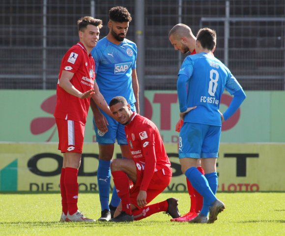 Die Partie gegen den FC-Astoria Walldorf war für Corey Anton (M.) früh beendet. Die Saison ist es auch; der Mainzer Verteidiger erlitt eine Schultereckgelenksprengung. 