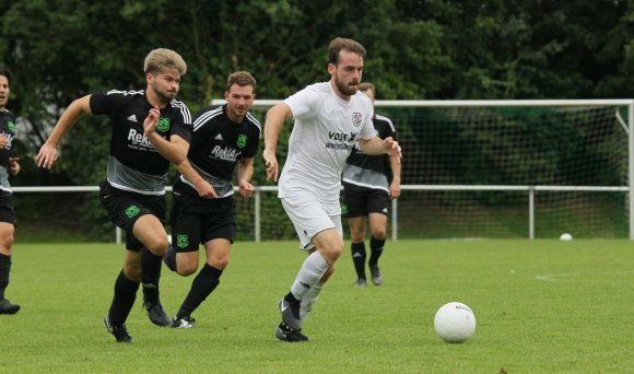 Als Kandidaten für die Landesliga betrachten Damian Pfahl (l., gegen den Zornheimer Celin Eisenkopf) und seine Niersteiner Kollegen sich nicht.