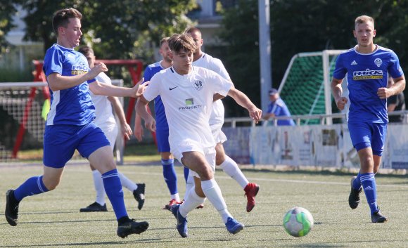 An den klarer 3:0-Hinrundenerfolg gegen Viktoria Herxheim würden Kaan Tuncer (M.) und der VfB Bodenheim gerne auch in der Pfalz anknüpfen. 