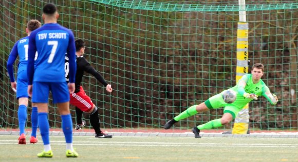 Tim Hansen springt bei Alper Akcams Elfmeter in die richtige Ecke und wehrt den Ball ab...